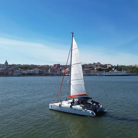 船上ホテル Catamaran Corto Maltese Iii リスボン