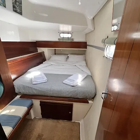 Catamaran Corto Maltese Iii Úszó hotel *